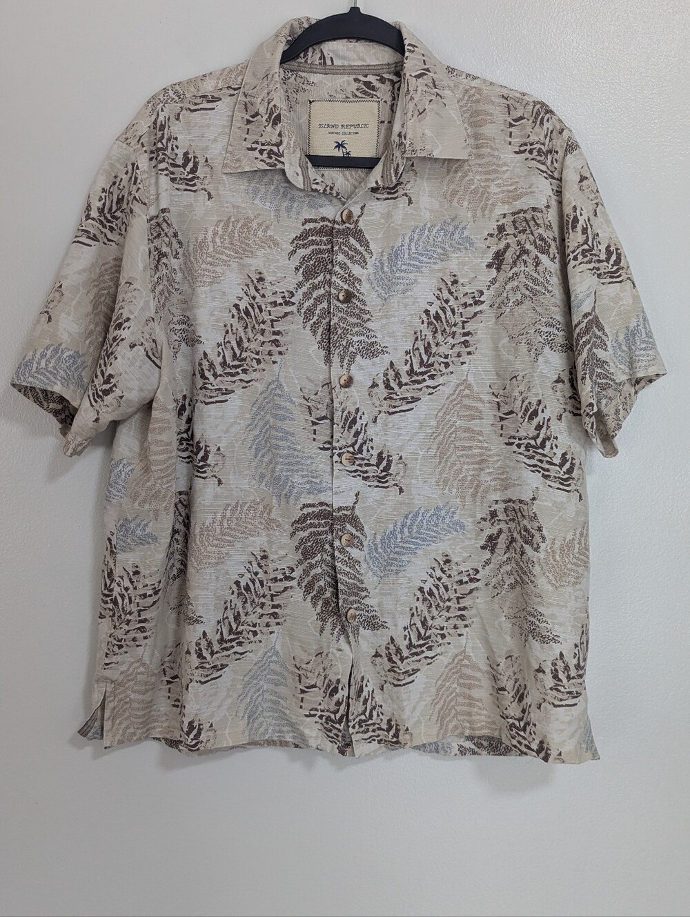 Island Republic Vintage Men's Size Large 100% Silk Tropical Leaf Button Down